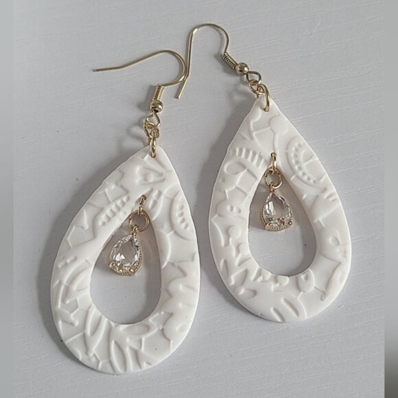 Gorgeous White Lightweight Gold Plated Pearl Drop Dangle Crystal Earring - Picture 6 of 8